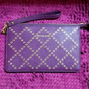 Micheal Kors Wristlet 👛 👜 💜